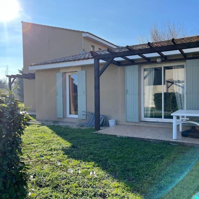 Maison Plain Pied Avec Climatisation Dans Une Residence Privee Avec Piscine Saint-Saturnin-lès-Avignon المظهر الخارجي الصورة